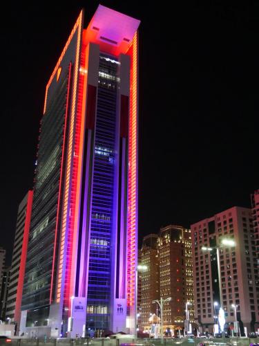 Illuminiertes Hochhaus in Abu Dhabi
